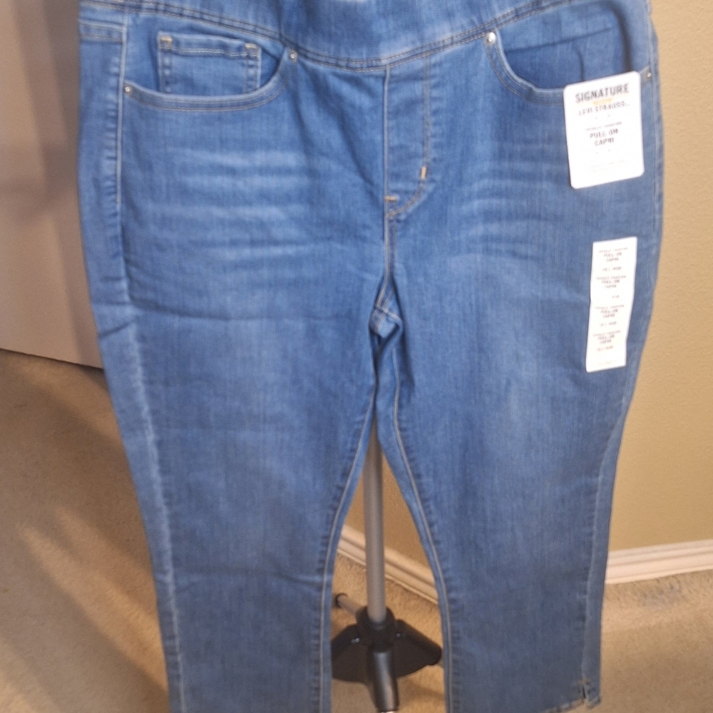 NWT Signature Levi Strauss Women's Pull On Capri Totally Shaping. Size 10 - Picture 2 of 7